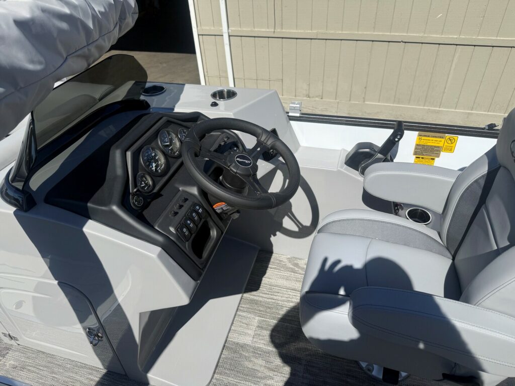 2027 Legacy Cruise 223 photo 8
